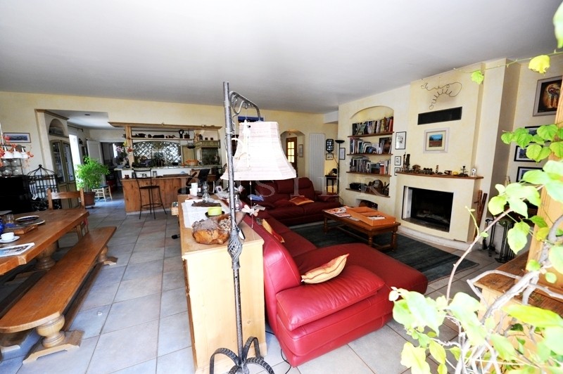 Propriété avec 3 maisons distinctes et 2 piscines en Provence.  