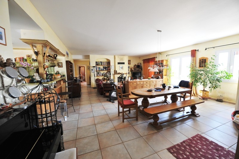 Propriété avec 3 maisons distinctes et 2 piscines en Provence.  