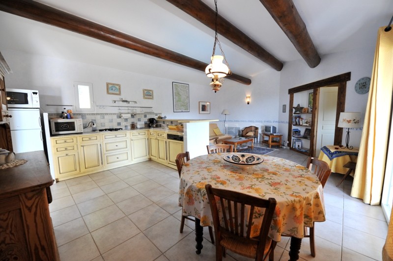 Propriété avec 3 maisons distinctes et 2 piscines en Provence.  