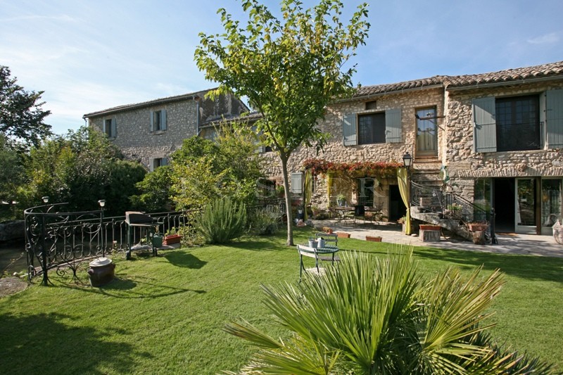 A vendre en Pays des Sorgues,  superbe domaine, en pierres, comprenant  une maison principale, plusieurs gîtes, 2 piscines. Beaucoup de possiblités. 