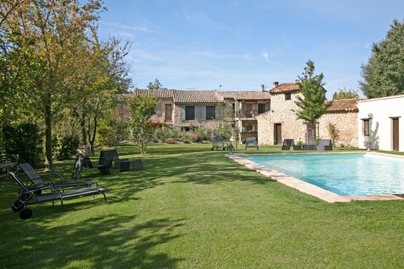 A vendre en Pays des Sorgues,  superbe domaine, en pierres, comprenant  une maison principale, plusieurs gîtes, 2 piscines. Beaucoup de possiblités. 