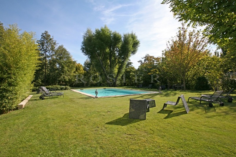 A vendre en Pays des Sorgues,  superbe domaine, en pierres, comprenant  une maison principale, plusieurs gîtes, 2 piscines. Beaucoup de possiblités. 