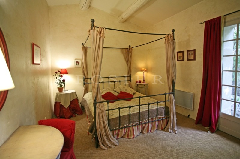 A vendre en Pays des Sorgues,  superbe domaine, en pierres, comprenant  une maison principale, plusieurs gîtes, 2 piscines. Beaucoup de possiblités. 