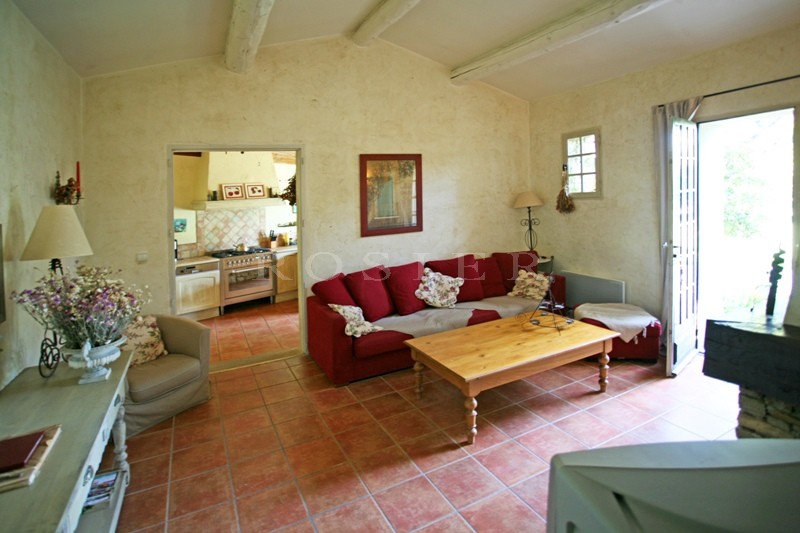 A vendre en Pays des Sorgues,  superbe domaine, en pierres, comprenant  une maison principale, plusieurs gîtes, 2 piscines. Beaucoup de possiblités. 