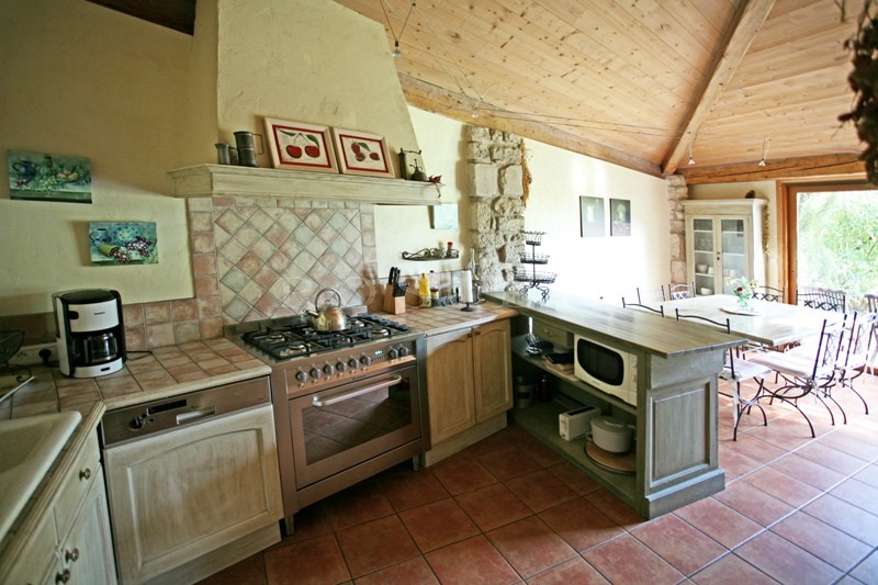 A vendre en Pays des Sorgues,  superbe domaine, en pierres, comprenant  une maison principale, plusieurs gîtes, 2 piscines. Beaucoup de possiblités. 