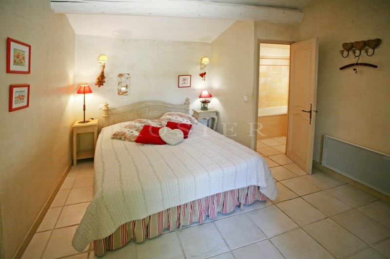 A vendre en Pays des Sorgues,  superbe domaine, en pierres, comprenant  une maison principale, plusieurs gîtes, 2 piscines. Beaucoup de possiblités. 