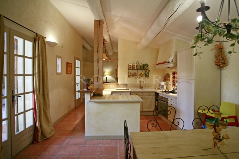 A vendre en Pays des Sorgues,  superbe domaine, en pierres, comprenant  une maison principale, plusieurs gîtes, 2 piscines. Beaucoup de possiblités. 