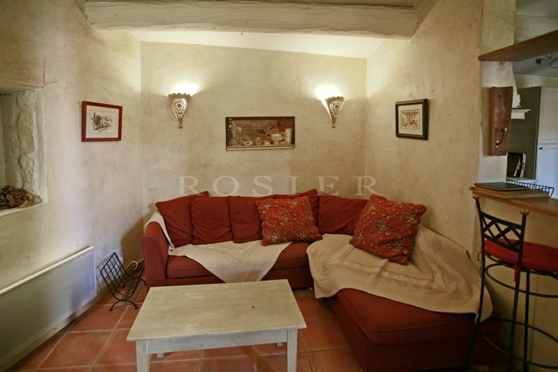 A vendre en Pays des Sorgues,  superbe domaine, en pierres, comprenant  une maison principale, plusieurs gîtes, 2 piscines. Beaucoup de possiblités. 
