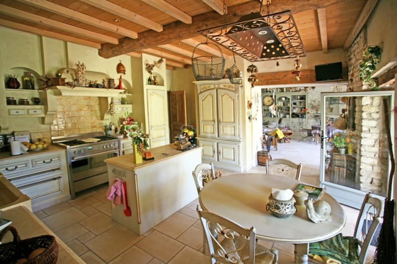 A vendre en Pays des Sorgues,  superbe domaine, en pierres, comprenant  une maison principale, plusieurs gîtes, 2 piscines. Beaucoup de possiblités. 