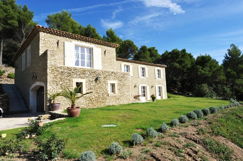 Propriété provençale en pierres de pays aux portes du Luberon   