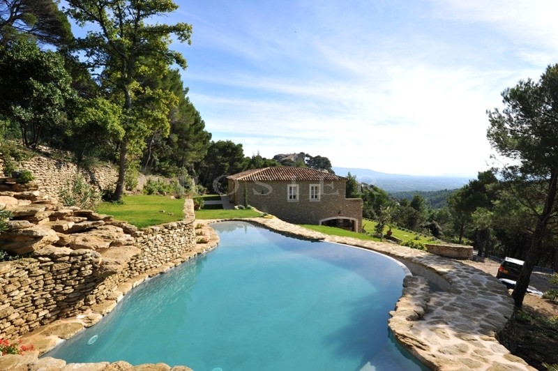 Propriété provençale en pierres de pays aux portes du Luberon   