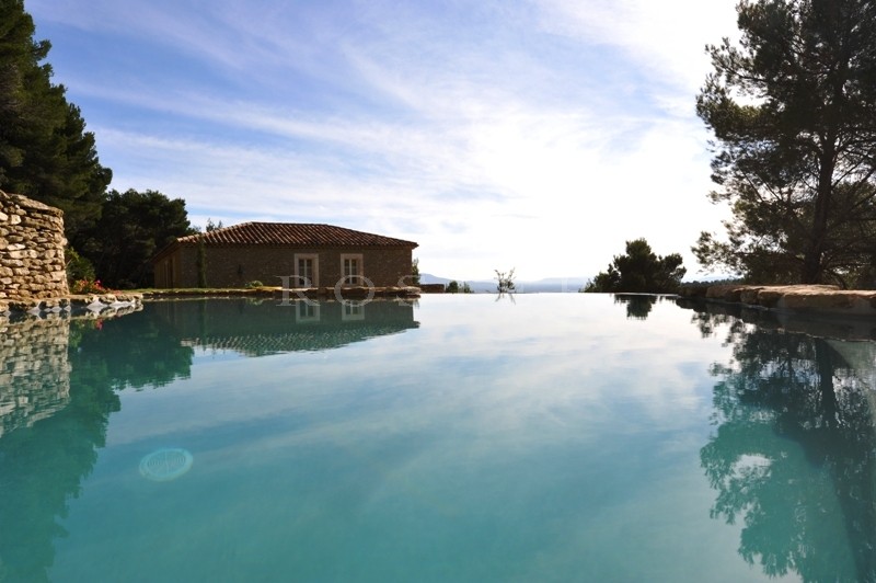 Propriété provençale en pierres de pays aux portes du Luberon   