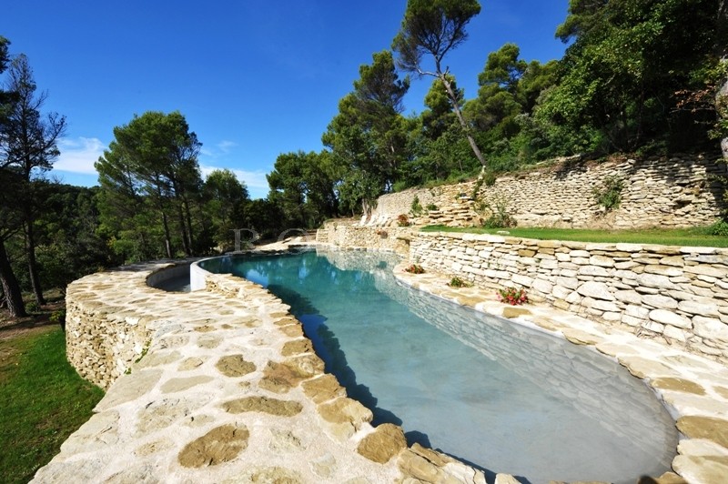 Propriété provençale en pierres de pays aux portes du Luberon   