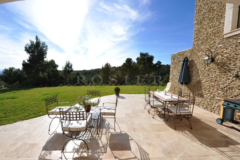 Propriété provençale en pierres de pays aux portes du Luberon   