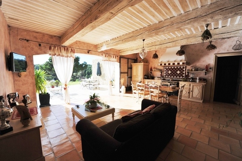 Propriété provençale en pierres de pays aux portes du Luberon   