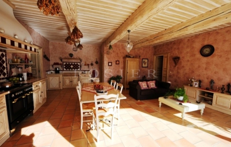Propriété provençale en pierres de pays aux portes du Luberon   