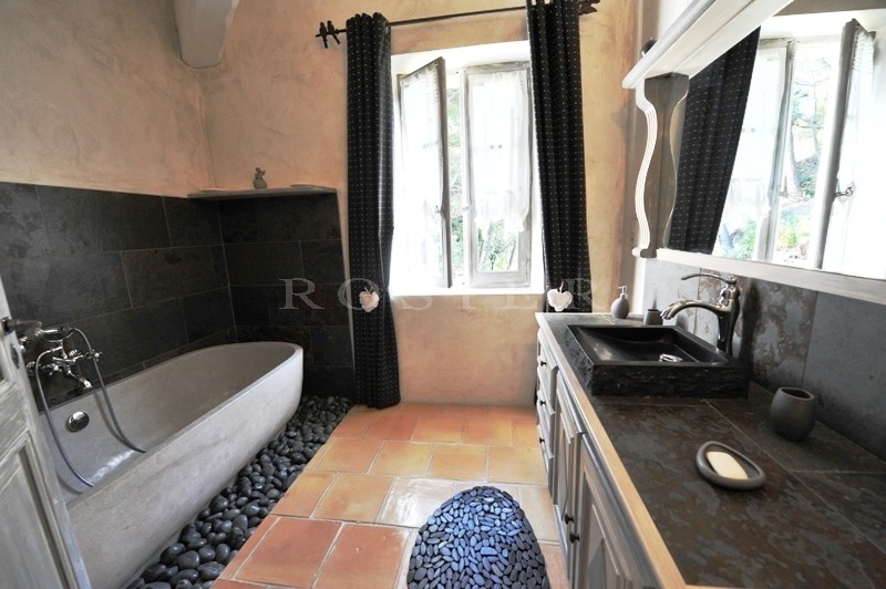 Propriété provençale en pierres de pays aux portes du Luberon   
