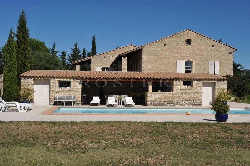 Maison en pierres avec piscine à quelques minutes des villages classés du Luberon  
