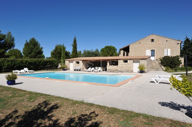 Maison en pierres avec piscine à quelques minutes des villages classés du Luberon  