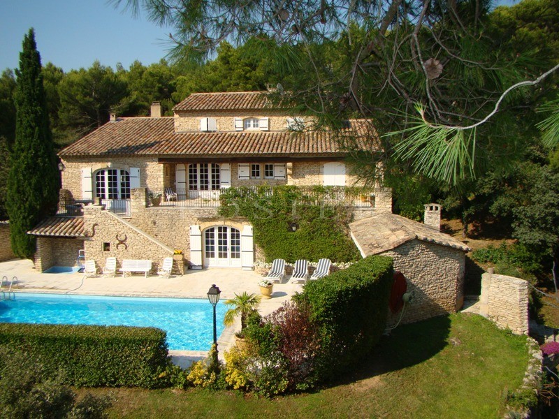 Belle maison en pierres avec vue dominante dans le Luberon  