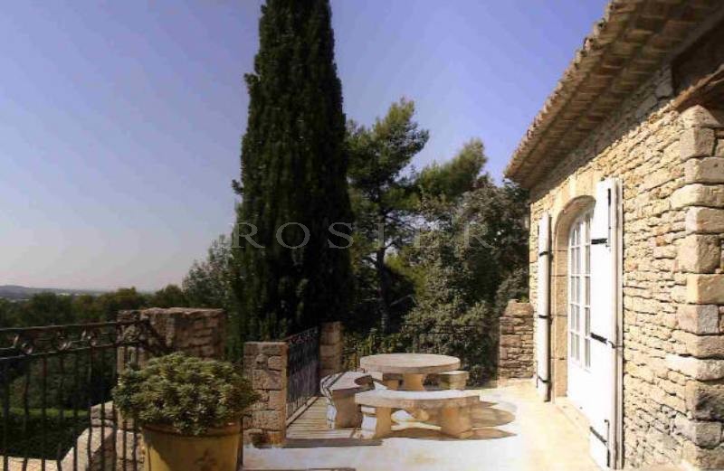 Belle maison en pierres avec vue dominante dans le Luberon  
