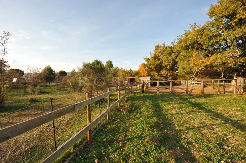 Maison avec piscine proche Luberon   au milieu de terres agricoles