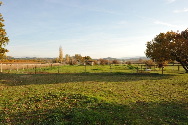 Maison avec piscine proche Luberon   au milieu de terres agricoles