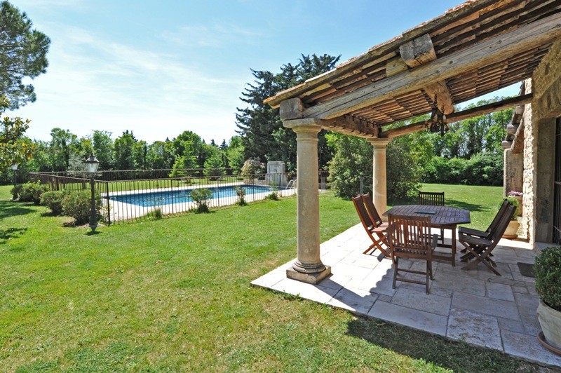 Mas en pierres  dans le Luberon  avec piscine
