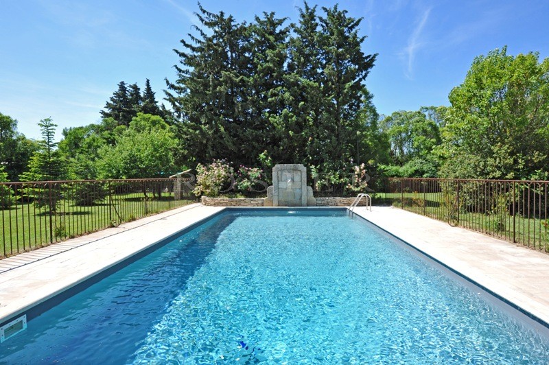 Mas en pierres  dans le Luberon  avec piscine
