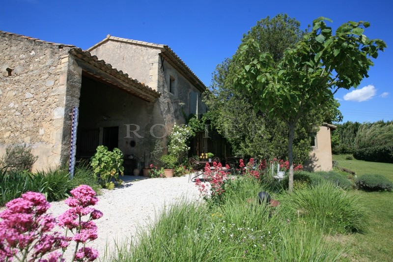 Mas restauré en Luberon proche d'une petite ville 