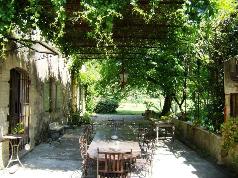 Mas restauré en Luberon proche d'une petite ville 