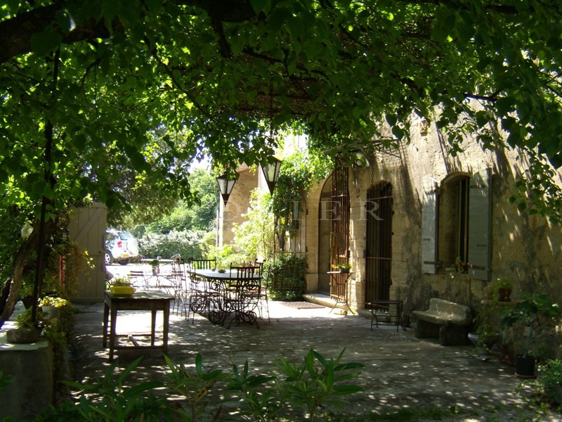 Mas restauré en Luberon proche d'une petite ville 