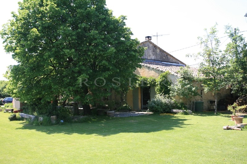 Mas restauré en Luberon proche d'une petite ville 