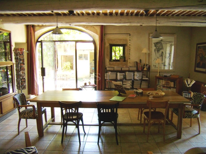 Mas restauré en Luberon proche d'une petite ville 