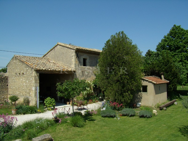 Mas restauré en Luberon proche d'une petite ville 