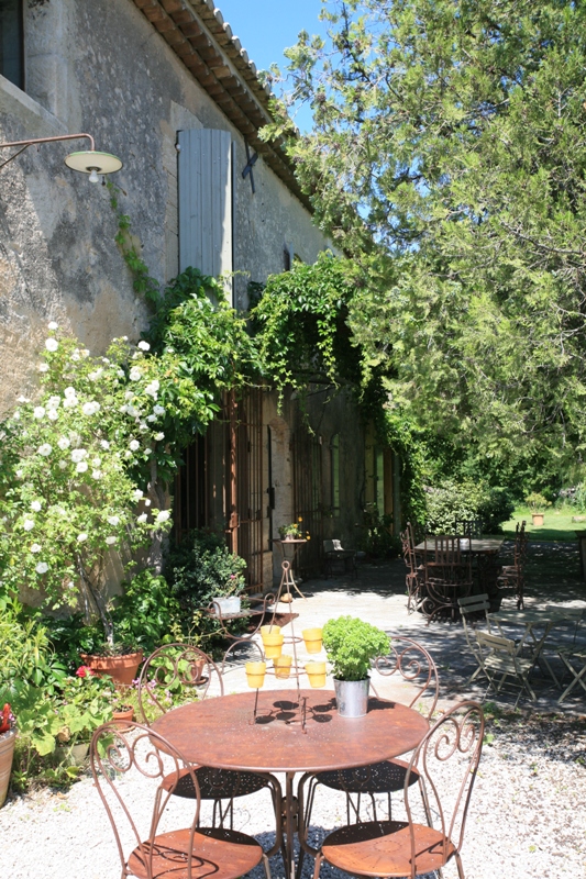 Mas restauré en Luberon proche d'une petite ville 