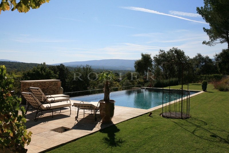 Superbe maison moderne avec vue sur le Luberon et piscine à débordement  