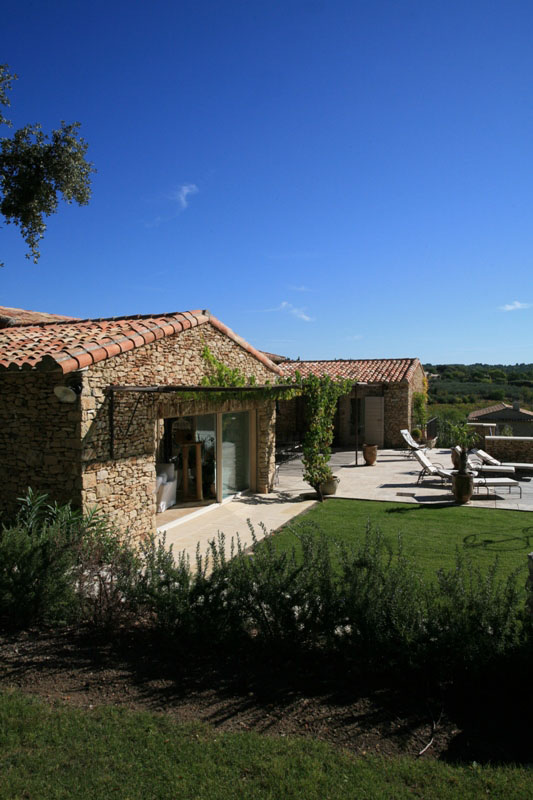 Superbe maison moderne avec vue sur le Luberon et piscine à débordement  