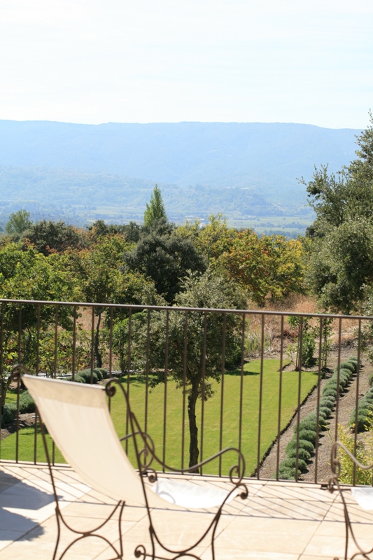 Superbe maison moderne avec vue sur le Luberon et piscine à débordement  