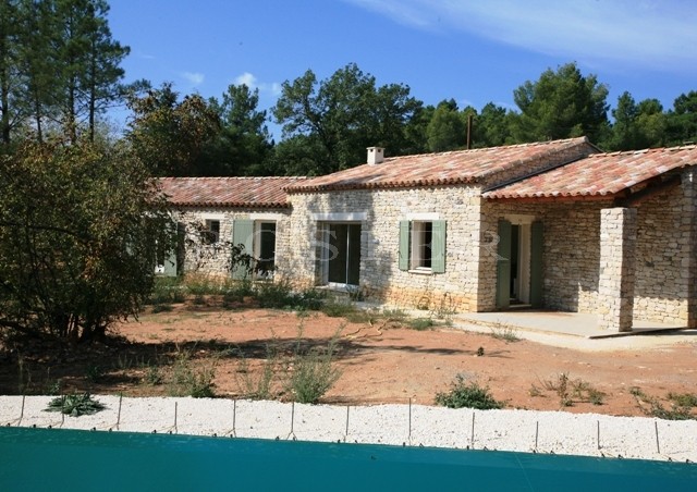 Maison neuve en pierres de Gordes dans le Luberon  