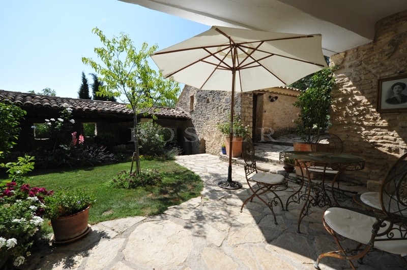 Maison de hameau avec piscine  en Luberon, proche de Gordes  