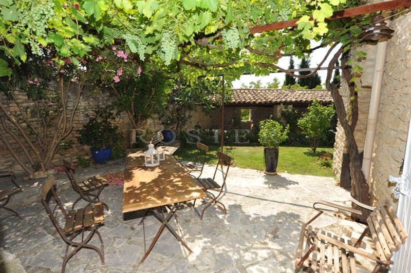 Maison de hameau avec piscine  en Luberon, proche de Gordes  