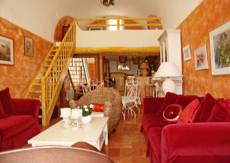 Maison en pierre au coeur d'un agréable hameau du Luberon  