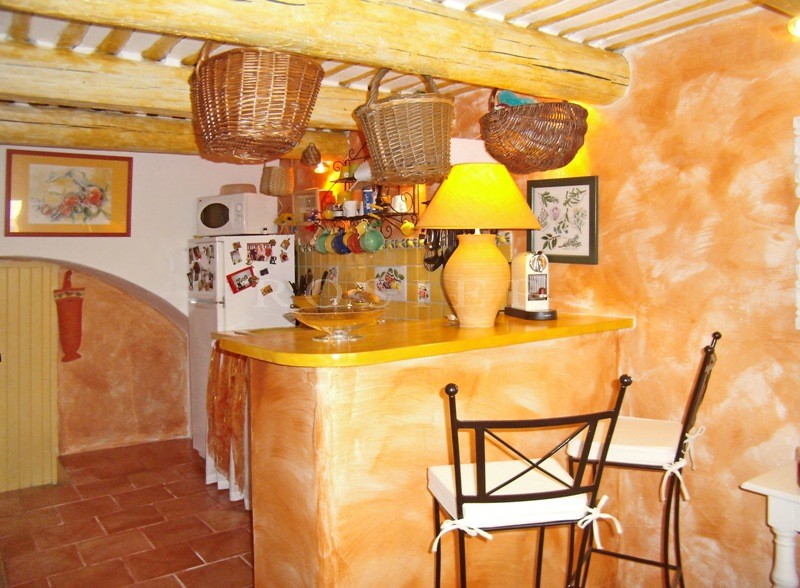 Maison en pierre au coeur d'un agréable hameau du Luberon  