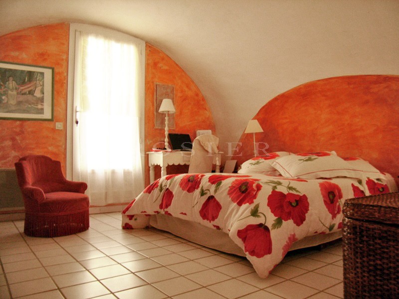 Maison en pierre au coeur d'un agréable hameau du Luberon  