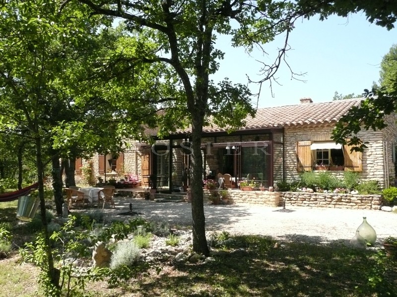 Maison en pierre en Luberon  avec possible chambres d'hôtes.