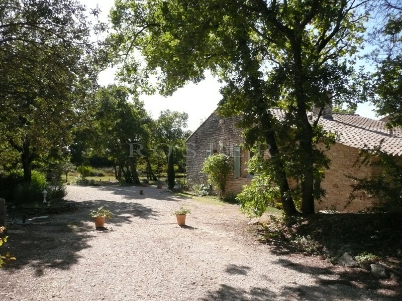 Maison en pierre en Luberon  avec possible chambres d'hôtes.