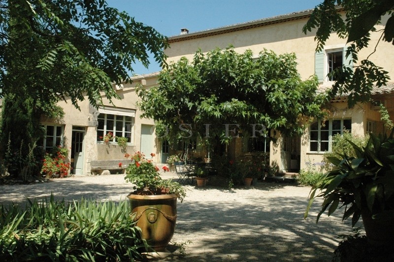 Authentique mas  face au Luberon en coeur de village 