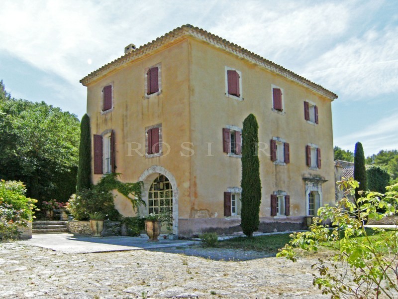 Très belle bastide provençale du 19ème siècle d'environ 400 m²  en Luberon  