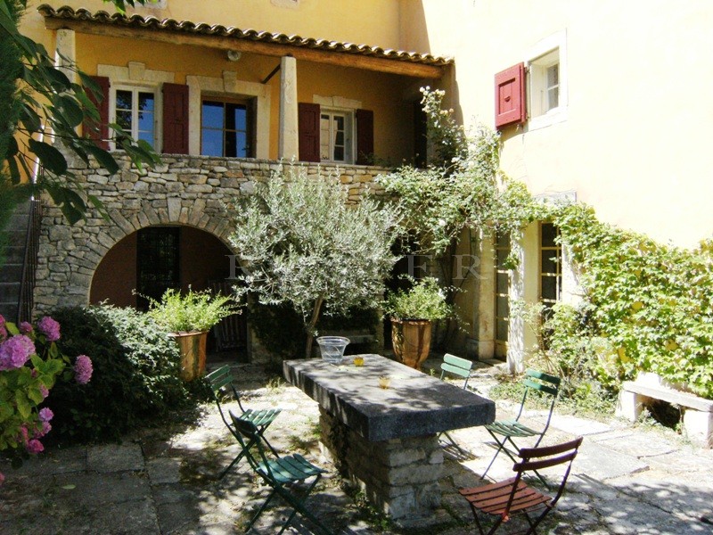 Très belle bastide provençale du 19ème siècle d'environ 400 m²  en Luberon  